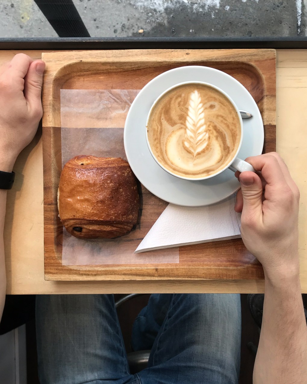croissant croissant chocolatine latte cafe